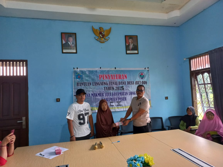 PEMBAGIAN BANTUAN LANGSUNG TUNAI (BLT) DESA MAKMUR JAYA BERJALAN LANCAR, BANTU MASYARAKAT KURANG MAMPU